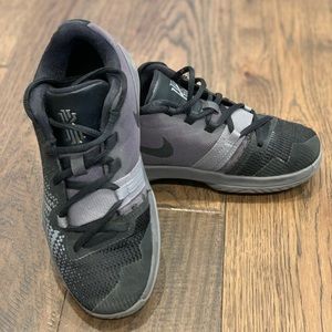 Boys Nike Kyrie Irving Basketball Shoes Size 1